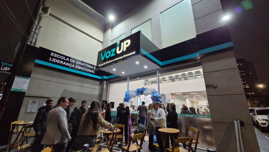 Chegou a São Paulo: VozUP, a primeira Escola do Brasil de oratória com base em Liderança Emocional